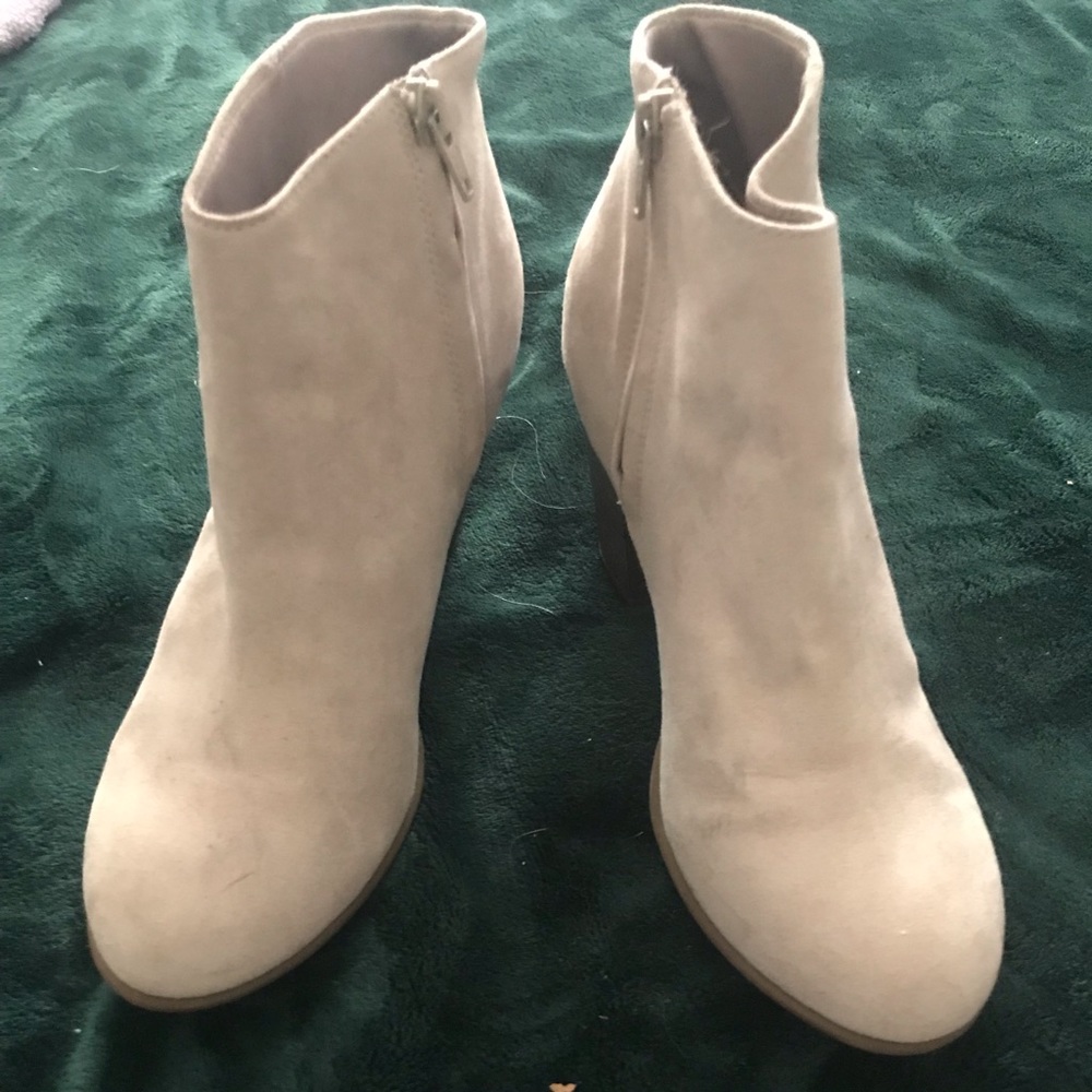 Old Navy light tan/brown ankle boots size 9